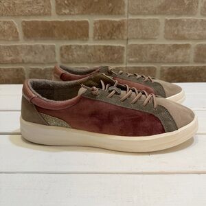 Hey Dudes Women’s Color Block Taupe & Burgundy Velvet Casual Sneakers Sz 8